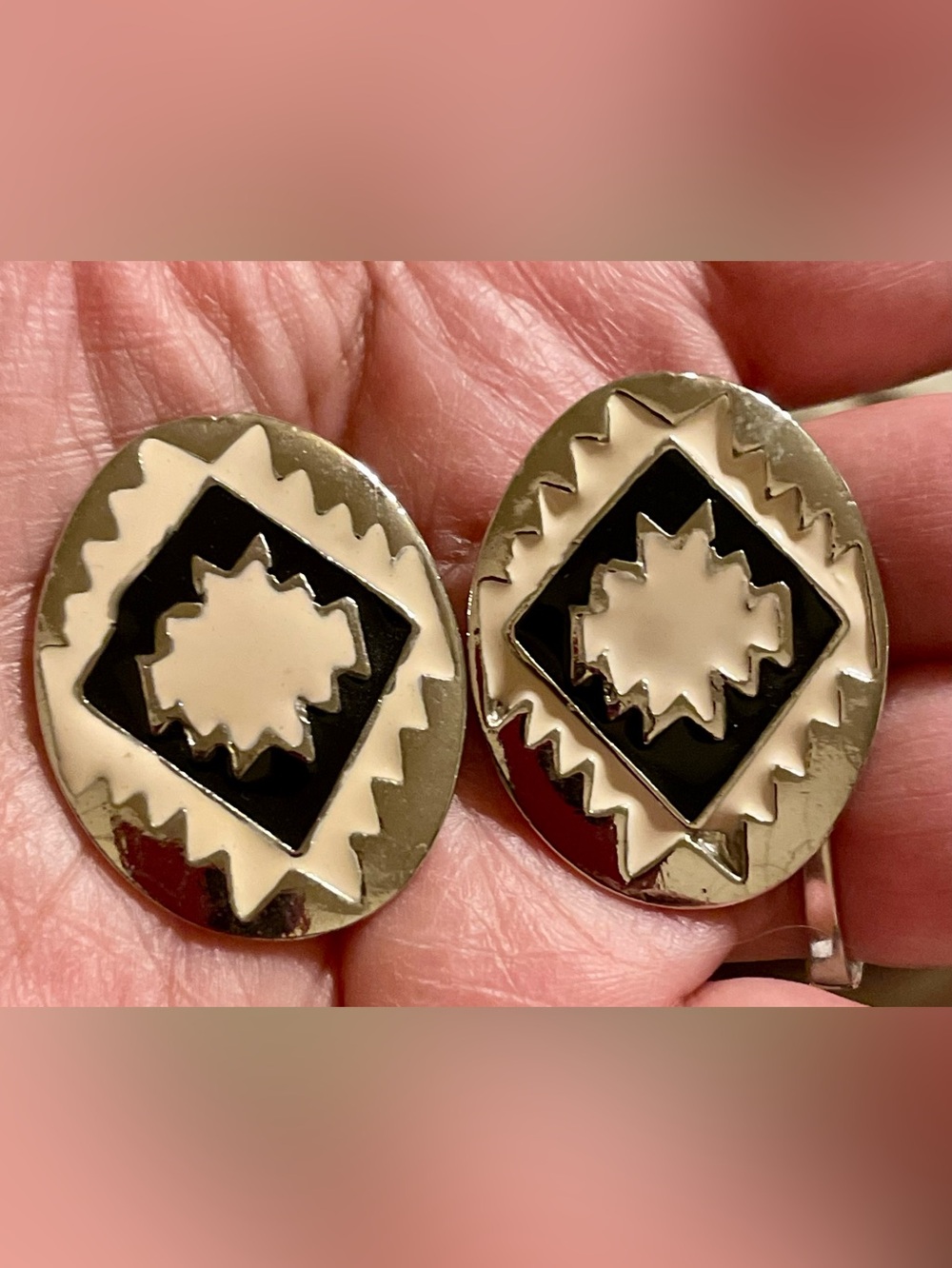 Elegant Geometric Oval Stud Earrings in Black and Gold